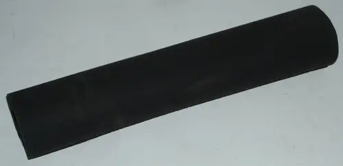 Schwarze isolierende Rohrenrolle, geeignet zur Verwendung mit Daikin-Systemen. Das Produkt ist in einer zylindrischen Form dargestellt und hat eine glatte Oberfläche.